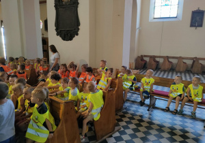 Przedszkolaki podczas słuchania gry na organach w wykonaniu p. Marcina Sówki.