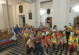Przedszkolaki podczas słuchania gry na organach w wykonaniu p. Marcina Sówki.