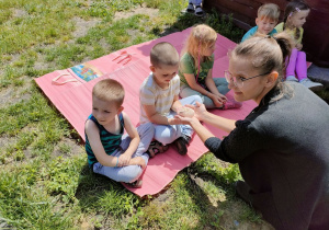 Kilkoro dzieci z Biedronek podczas spotkania z chomikiem - Karmelkiem.