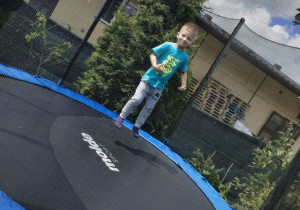Cyprian z Biedronek na trampolinie pod okiem cioci Ani.