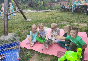 Kilkoro dzieci z Biedronek podczas spotkania z kotką.