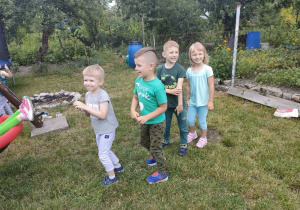 Dzieci z Biedronek czekają na swoją kolej, by skorzystać z atrakcji.
