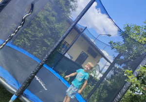 Staś z Biedronek na trampolinie pod okiem cioci Ani.
