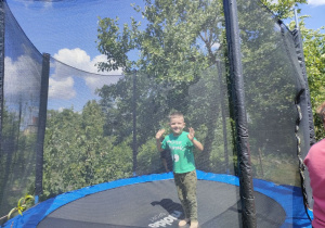 Szymon z Biedronek na trampolinie pod okiem cioci Ani.