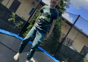 Chłopiec z Biedronek na trampolinie pod okiem cioci Ani.