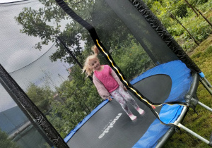 Klaudia z Pszczółek na trampolinie.