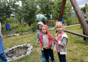 Kilkoro dzieci z Pszczółek na ogrodzie.