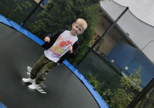 Leon na trampolinie.