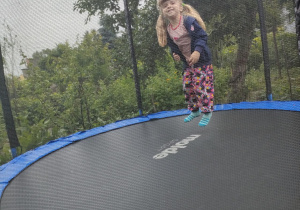Karolina na trampolinie.
