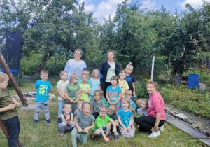 Dzieci z grupy Biedronek wraz z ciocią Anią,ciocią Agnieszką oraz ciocią Justyną.