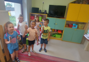 Grupa dzieci gra na instrumentach etnicznych.