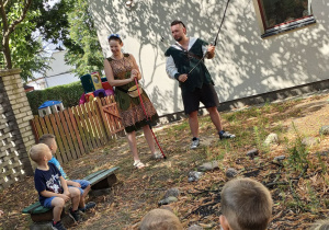 Pani Ada oraz Pan Rafał prezentują dzieciom łuki.