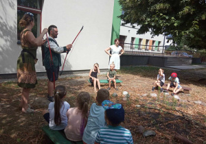 Pani Ada oraz Pan Rafał prezentują dzieciom z grup starszych łuki oraz opowiadają o łucznictwie.