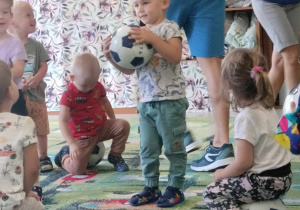 Dzieci z grupy Żabek w trakcie zabawy z piłkami.