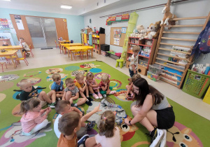 Dzieci z grupy Motylków podczas "zbiórki zuchowej".