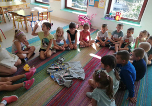 Dzieci z grupy Skrzatów podczas pogadanki o zuchach i harcerstwie.