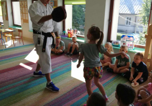 Dziewczynka ze Skrzatów podczas treningu karate.