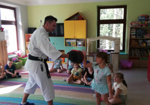 Dziewczynka ze Skrzatów "próbuje swoich sił" w karate.