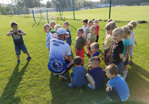 Dzieci z grupy "Pszczółek" słuchają trenera - p. Mateusza Maciejewskiego.