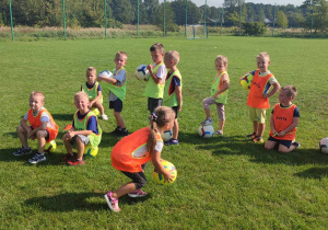 Dzieci z grupy "Biedronek" podczas treningu piłki nożnej.