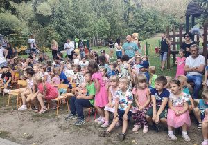 Przedszkolaki wraz ze swoimi rodzinami podczas Pikniku "Na dobry początek".