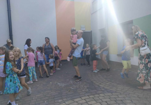 Wspólna zabawa dzieci wraz z rodzinami na tarasie przedszkolnym.