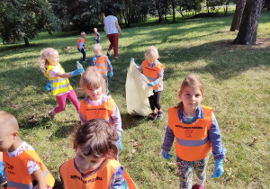 Dzieci z naszego przedszkola podczas akcji sprzątania świata.