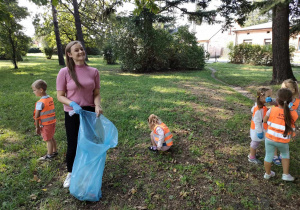 Dzieci oraz ciocia Daria z naszego przedszkola podczas akcji sprzątania świata.