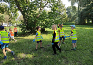Dzieci z naszego przedszkola podczas akcji sprzątania świata.