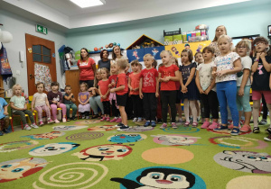 Dzieci z grupy ''Skrzaty'' oraz ''Biedronki'' śpiewają hymn przedszkolaków.