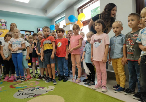 Grupa dzieci podczas śpiewania hymnu przedszkolaka.