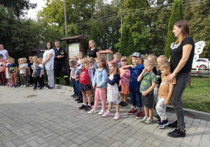 Dzieci z grupy "Biedronek" w trakcie pokazu strażackiego.