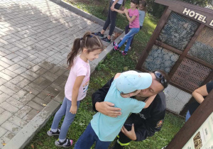 Dwoje dzieci ze "Skrzatów" wręcza Strażakom z Ochotniczej Straży Pożarnej w Ozorkowie podziękowanie.