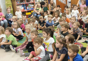 Dzieci z naszego przedszkola uważnie słuchają dźwięków płynących z instrumentu.