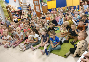 Dzieci słuchają piosenki "Ribidibi" Rafała Brzozowskiego.