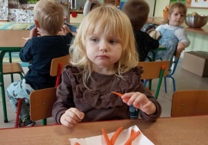 Dziewczynka z "Żabek" próbuje marchewkę.