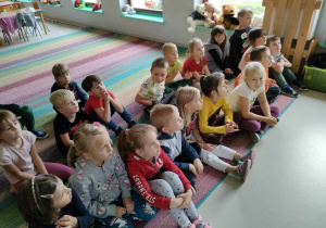 Dzieci z grupy "Skrzatów" oglądają film edukacyjny o chomiku.