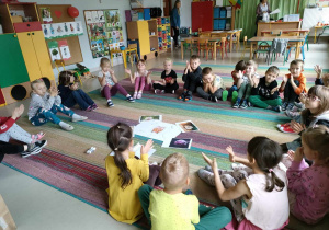 Dzieci z grupy "Skrzatów" biorą udział w quizie o chomikach. Klaszczą, gdy nauczycielka mówi zdanie prawdziwe.