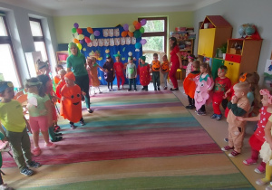 Wszystkie dzieci trzymają się za rękę podczas wspólnych zabaw tanecznych.
