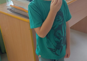 Chłopiec z grupy ''Biedronek'' zjada gruszkę.