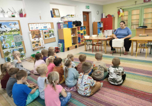 Pani Ela prezentuje dzieciom cel spotkania.