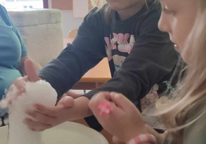 Dziewczynki z "Biedronek" przy zabawie z pianką, powstałą w wyniku połączenia ciepłej wody, kilku kostek suchego lodu i mydła w płynie.