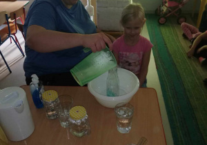 Doświadczenie chemiczne - "wulkan", przy użyciu ciepłej wody, kostek suchego lodu i mydła w płynie.