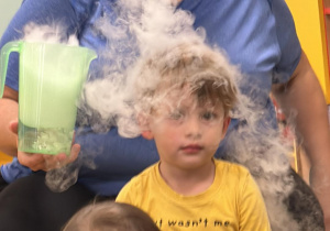 Chłopiec z "Żabek" w kontakcie z mgiełką, która powstała w wyniku połączenia wody i kostek suchego lodu.