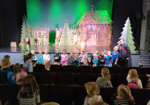 Dzieci z grupy "Pszczółek" wraz z ciociami przed sceną teatralną.