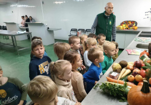 Dzieci oglądają warzywa.