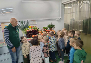 P. Dariusz Szpakowski rozmawia z dziećmi o warzywach.