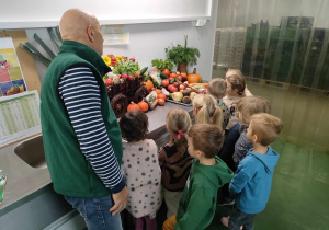 Dzieci po kolei wybierają jedno warzywo i je nazywają.