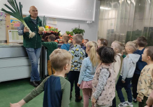 P. Prezes GS Ozorków prezentuje dzieciom pora i selera.
