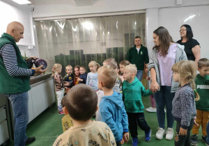 Dzieci odgadują nazwę warzywa, które trzyma p. Dariusz Szpakowski.